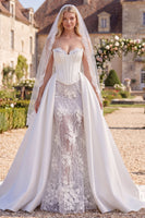 Laden Sie das Bild in den Galerie-Viewer, Brautkleid mit weißem Perlenkorsett und Meerjungfrauen-Zug mit Schleiern