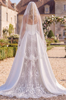 Laden Sie das Bild in den Galerie-Viewer, Brautkleid mit weißem Perlenkorsett und Meerjungfrauen-Zug mit Schleiern