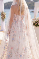 Laden Sie das Bild in den Galerie-Viewer, White Pink Flower Sweetheart A-Linie Sweep Zug Korsett Hochzeitskleid mit Schleiern