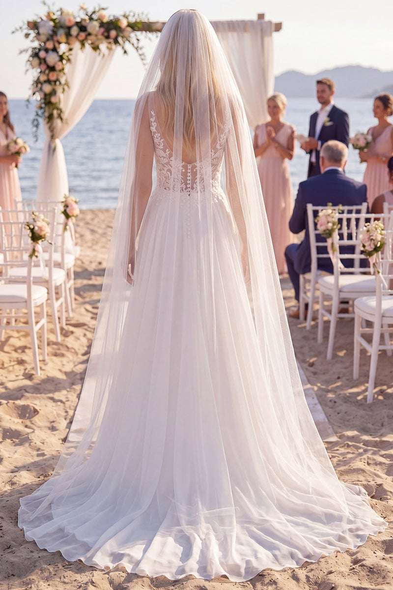 Laden Sie das Bild in den Galerie-Viewer, Weißes florales Chiffon A-Linie V-Ausschnitt Sweep-Zug Schlüsselloch-Strand-Hochzeitskleid mit Schleiern
