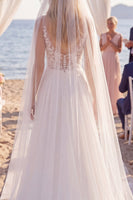 Laden Sie das Bild in den Galerie-Viewer, Weißes florales Chiffon A-Linie V-Ausschnitt Sweep-Zug Schlüsselloch-Strand-Hochzeitskleid mit Schleiern