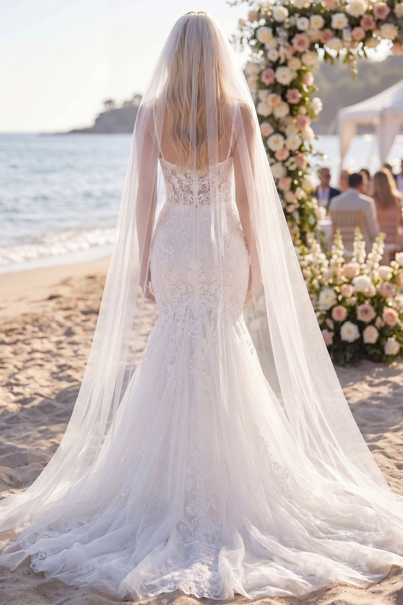 Laden Sie das Bild in den Galerie-Viewer, Weißes Blumen-Meerjungfrauen-Korsett-Sweep-Zug-Boho-Hochzeitskleid mit Schleiern