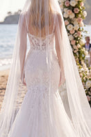 Laden Sie das Bild in den Galerie-Viewer, Weißes Blumen-Meerjungfrauen-Korsett-Sweep-Zug-Boho-Hochzeitskleid mit Schleiern