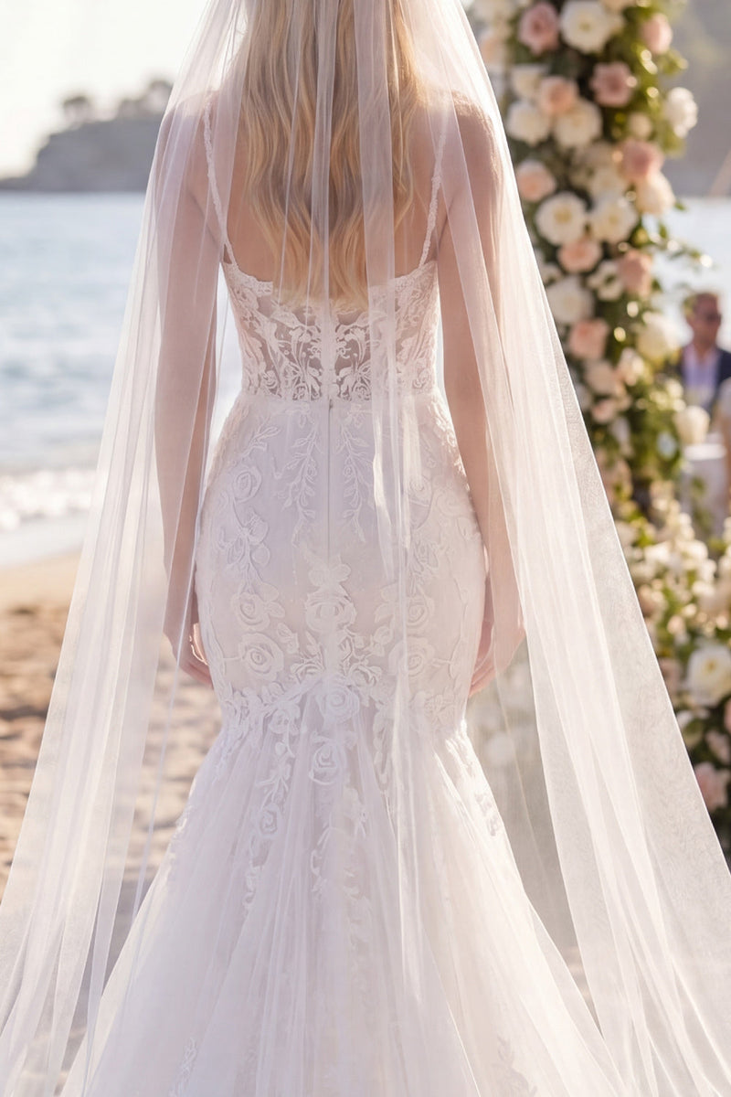 Laden Sie das Bild in den Galerie-Viewer, Weißes Blumen-Meerjungfrauen-Korsett-Sweep-Zug-Boho-Hochzeitskleid mit Schleiern