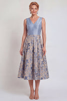 Laden Sie das Bild in den Galerie-Viewer, A-Line marineblaues V-Ausschnitt Blumen-Midi-Mutter-der-Braut-Kleid