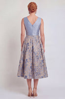 Laden Sie das Bild in den Galerie-Viewer, A-Line marineblaues V-Ausschnitt Blumen-Midi-Mutter-der-Braut-Kleid