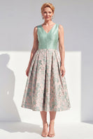 Laden Sie das Bild in den Galerie-Viewer, A-Line marineblaues V-Ausschnitt Blumen-Midi-Mutter-der-Braut-Kleid