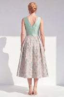 Laden Sie das Bild in den Galerie-Viewer, A-Line marineblaues V-Ausschnitt Blumen-Midi-Mutter-der-Braut-Kleid
