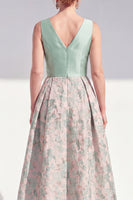 Laden Sie das Bild in den Galerie-Viewer, A-Line marineblaues V-Ausschnitt Blumen-Midi-Mutter-der-Braut-Kleid