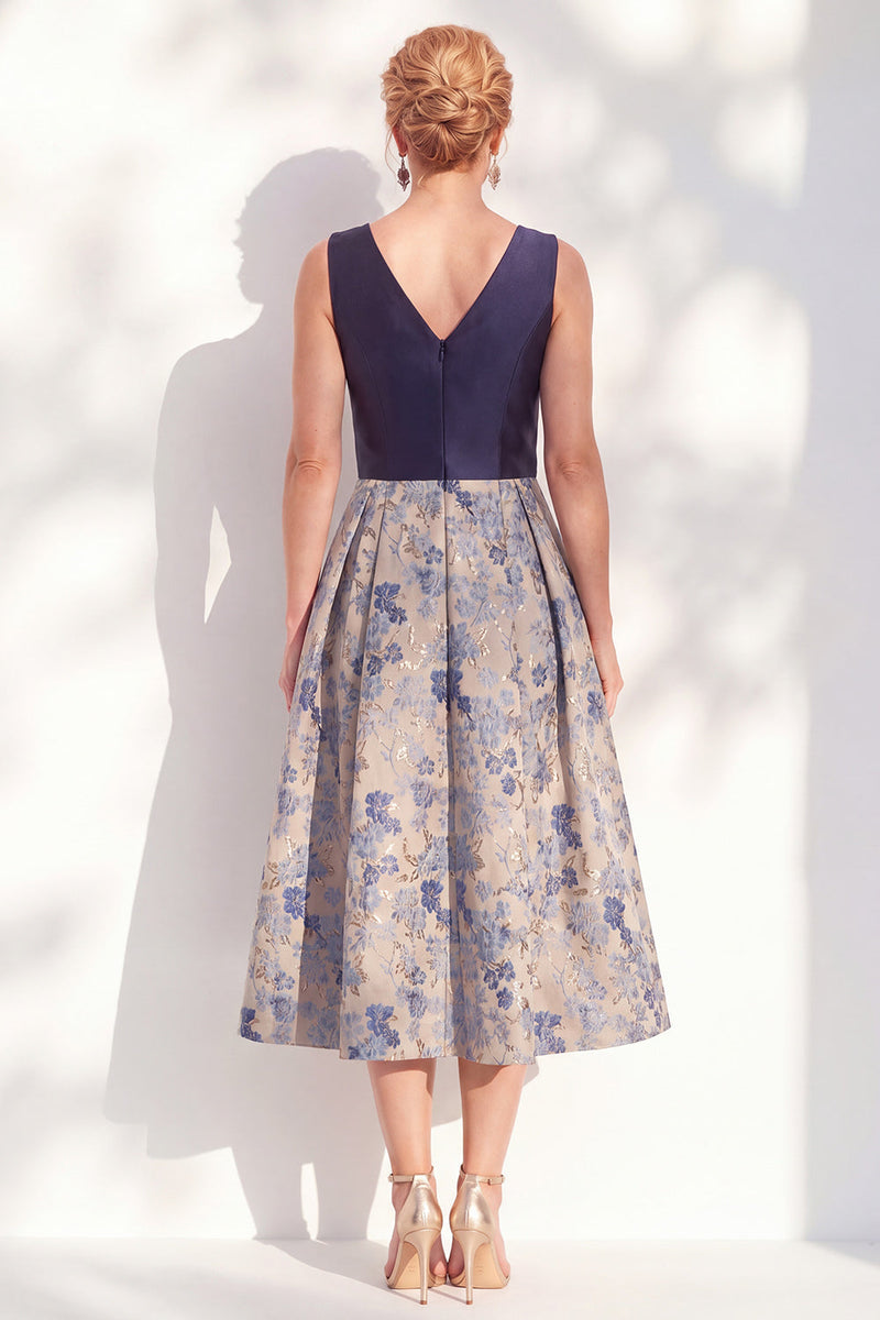 Laden Sie das Bild in den Galerie-Viewer, A-Line marineblaues V-Ausschnitt Blumen-Midi-Mutter-der-Braut-Kleid