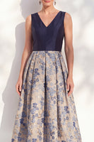 Laden Sie das Bild in den Galerie-Viewer, A-Line marineblaues V-Ausschnitt Blumen-Midi-Mutter-der-Braut-Kleid