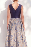 Laden Sie das Bild in den Galerie-Viewer, A-Line marineblaues V-Ausschnitt Blumen-Midi-Mutter-der-Braut-Kleid