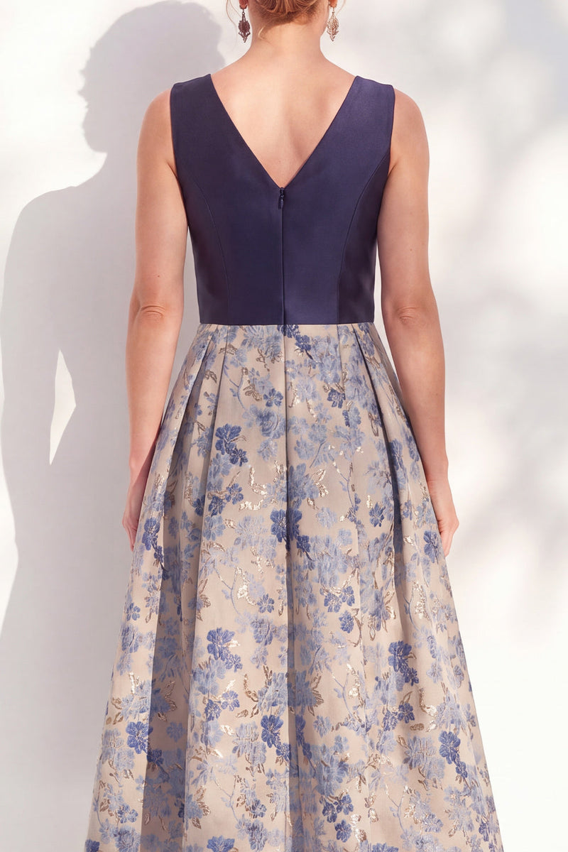 Laden Sie das Bild in den Galerie-Viewer, A-Line marineblaues V-Ausschnitt Blumen-Midi-Mutter-der-Braut-Kleid