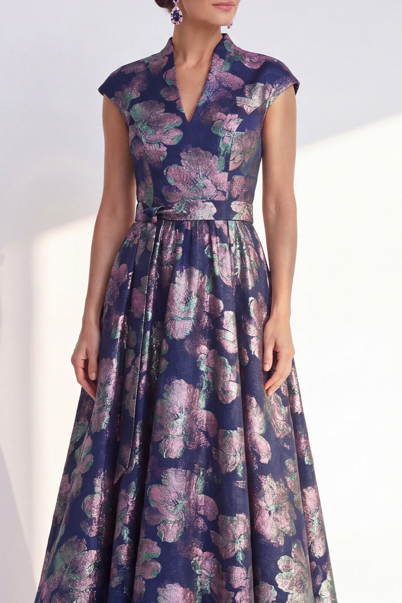 Laden Sie das Bild in den Galerie-Viewer, Marineblaues A-Linie-Blumenkleid mit V-Ausschnitt und langem Mutter-der-Braut-Kleid mit Mützenärmeln