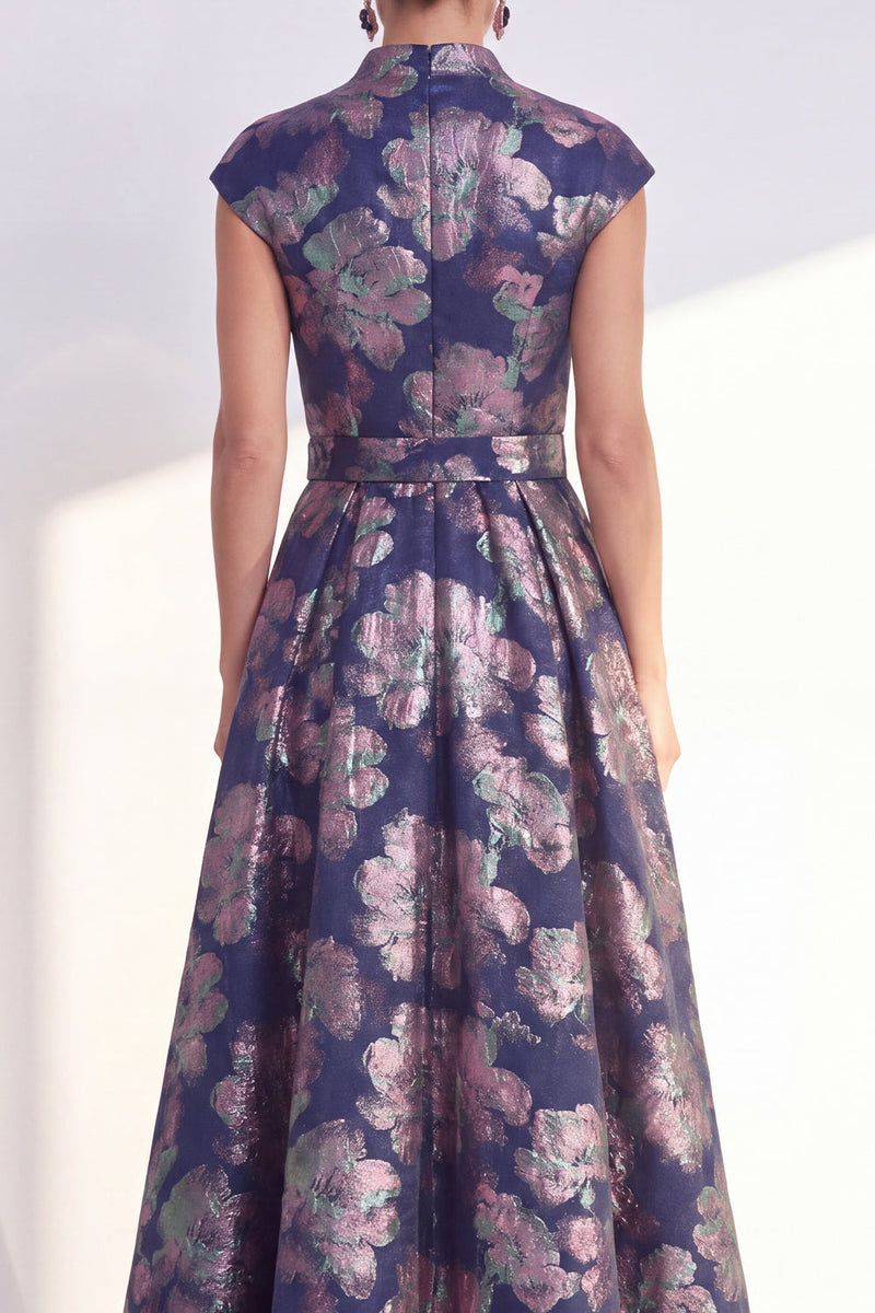 Laden Sie das Bild in den Galerie-Viewer, Marineblaues A-Linie-Blumenkleid mit V-Ausschnitt und langem Mutter-der-Braut-Kleid mit Mützenärmeln