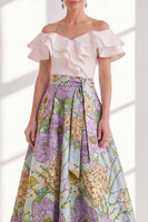 Laden Sie das Bild in den Galerie-Viewer, Pink-blaues Blüten-A-Linie-Umrand von der Schulter mit Rüschen langes Mutter-der-der-Braut-Kleid mit Gürtel