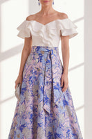 Laden Sie das Bild in den Galerie-Viewer, Pink-blaues Blüten-A-Linie-Umrand von der Schulter mit Rüschen langes Mutter-der-der-Braut-Kleid mit Gürtel