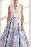 Laden Sie das Bild in den Galerie-Viewer, Blaues A-Linien-V-Ausschnitt langes Mutter-der-der-Braut-Kleid mit Schleife