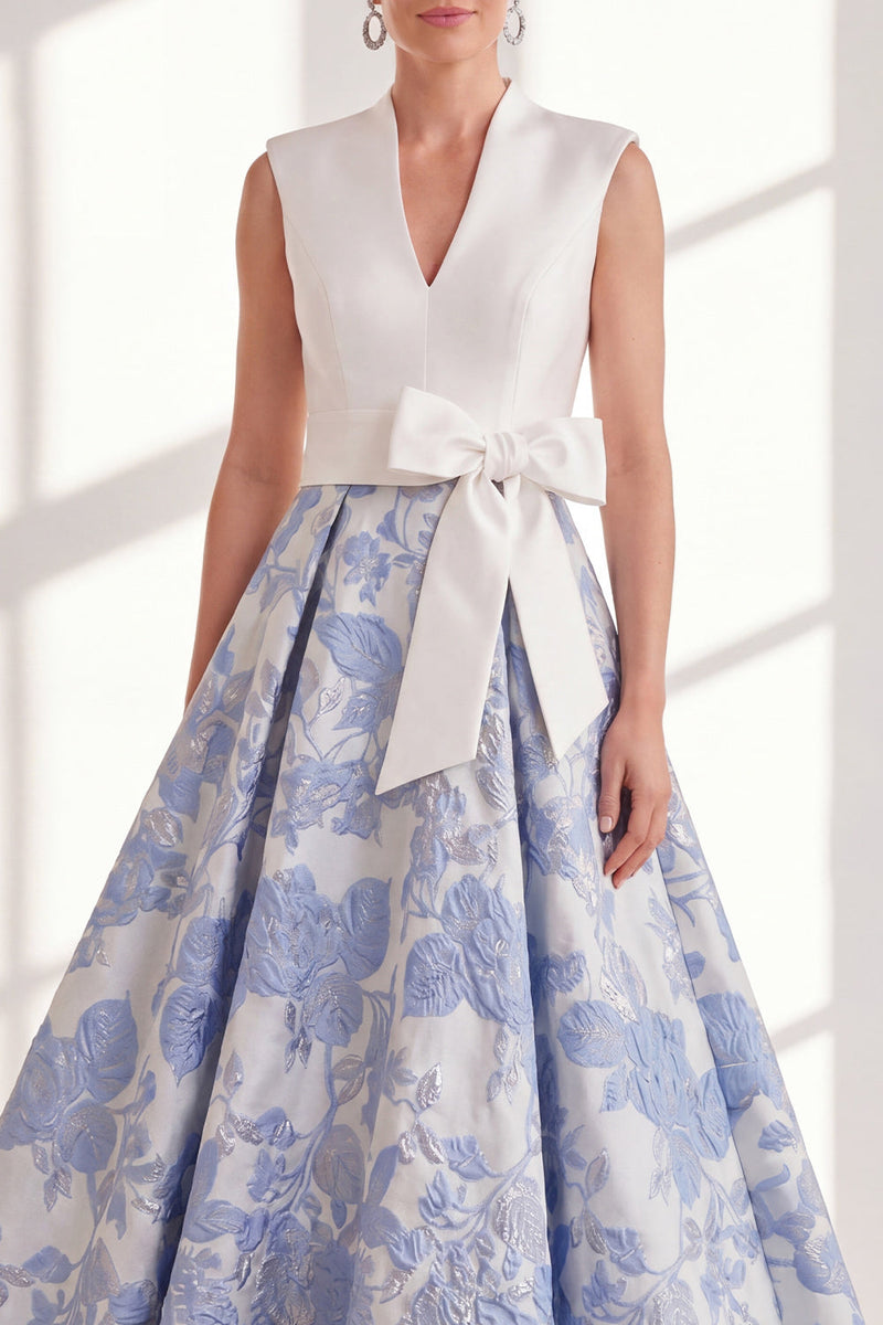Laden Sie das Bild in den Galerie-Viewer, Blaues A-Linien-V-Ausschnitt langes Mutter-der-der-Braut-Kleid mit Schleife