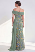Laden Sie das Bild in den Galerie-Viewer, Off-the-shoulder grünes Blumenkleid der Mutter der Braut mit Schärpe