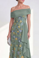 Laden Sie das Bild in den Galerie-Viewer, Off-the-shoulder grünes Blumenkleid der Mutter der Braut mit Schärpe