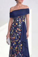 Laden Sie das Bild in den Galerie-Viewer, Off-the-shoulder grünes Blumenkleid der Mutter der Braut mit Schärpe