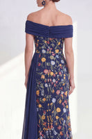 Laden Sie das Bild in den Galerie-Viewer, Off-the-shoulder grünes Blumenkleid der Mutter der Braut mit Schärpe