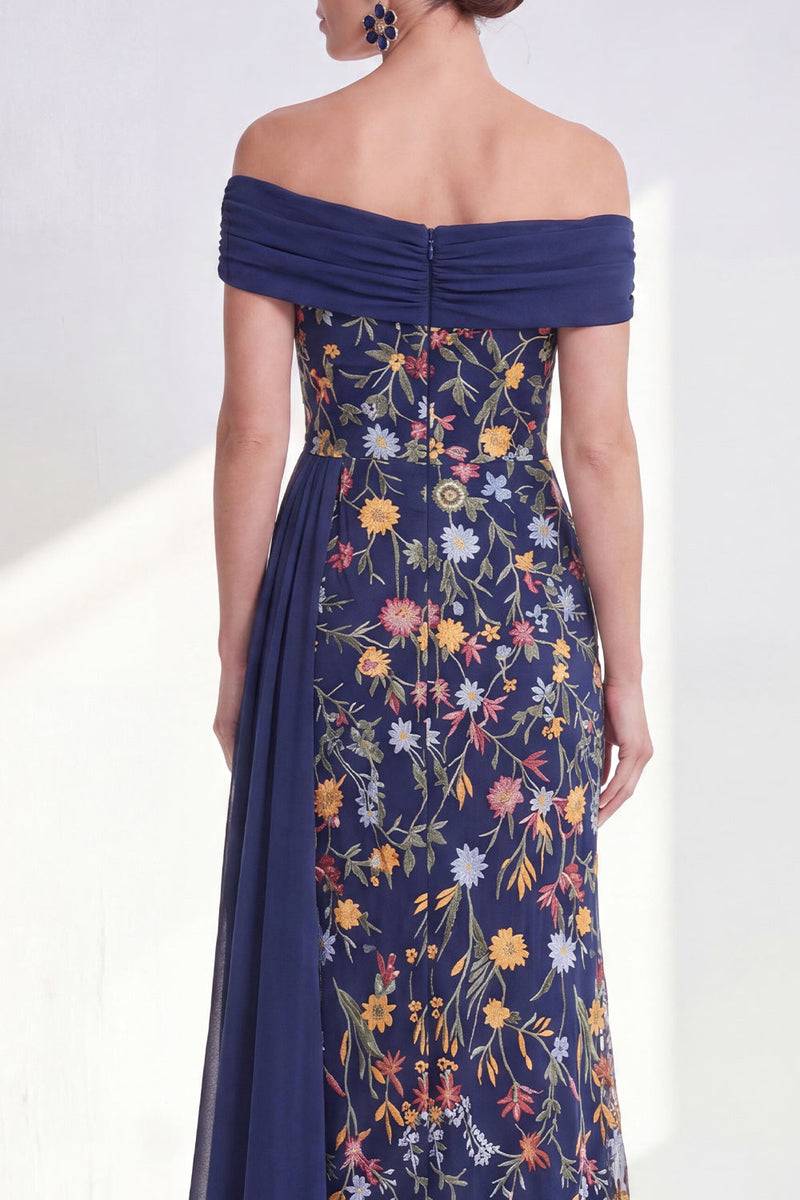 Laden Sie das Bild in den Galerie-Viewer, Off-the-shoulder grünes Blumenkleid der Mutter der Braut mit Schärpe
