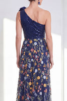 Laden Sie das Bild in den Galerie-Viewer, Glitzerndes A-Line-Marineblau mit Pailletten mit einer Schulter – geblümtes langes Mutter-der-der-Braut-Kleid mit Schlitz