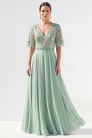 Laden Sie das Bild in den Galerie-Viewer, A-Linie grünes V-Ausschnitt-Chiffon-Chiffon-Kleidung mit langer Mutter der Braut und Perlenbesatz