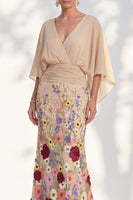 Laden Sie das Bild in den Galerie-Viewer, Meerjungfrau-Champagner-Floral-V-Ausschnitt-Langkleid der Mutter der Braut mit Umhangärmeln