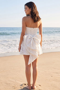 Trägerloses Ivory A Line Spitzen-Minikleid mit Perlen