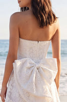 Laden Sie das Bild in den Galerie-Viewer, Trägerloses Ivory A Line Spitzen-Minikleid mit Perlen
