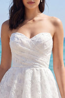 Laden Sie das Bild in den Galerie-Viewer, Sweetheart Floral A-Linie gestuftes kleines weißes Kleid