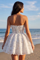 Laden Sie das Bild in den Galerie-Viewer, Trägerloses Blumenspitzen-A-Line-Kleines weißes Kleid