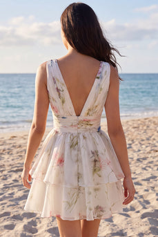 Ein von Line Ivoy bedrucktes, florales Mini-Kleid mit V-Ausschnitt und Stufen