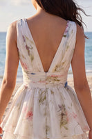 Laden Sie das Bild in den Galerie-Viewer, Ein von Line Ivoy bedrucktes, florales Mini-Kleid mit V-Ausschnitt und Stufen
