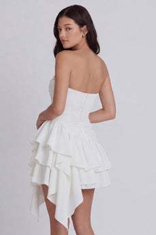 Trägerloses, gestuftes, A-Linie, gerüschendes kleines weißes Kleid