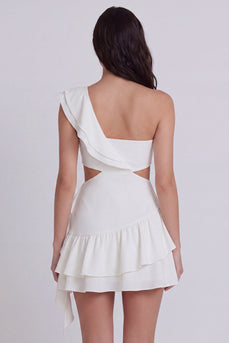 Ein Schulterschnitt mit einem linienförmigen kleinen weißen Kleid mit Rüschen