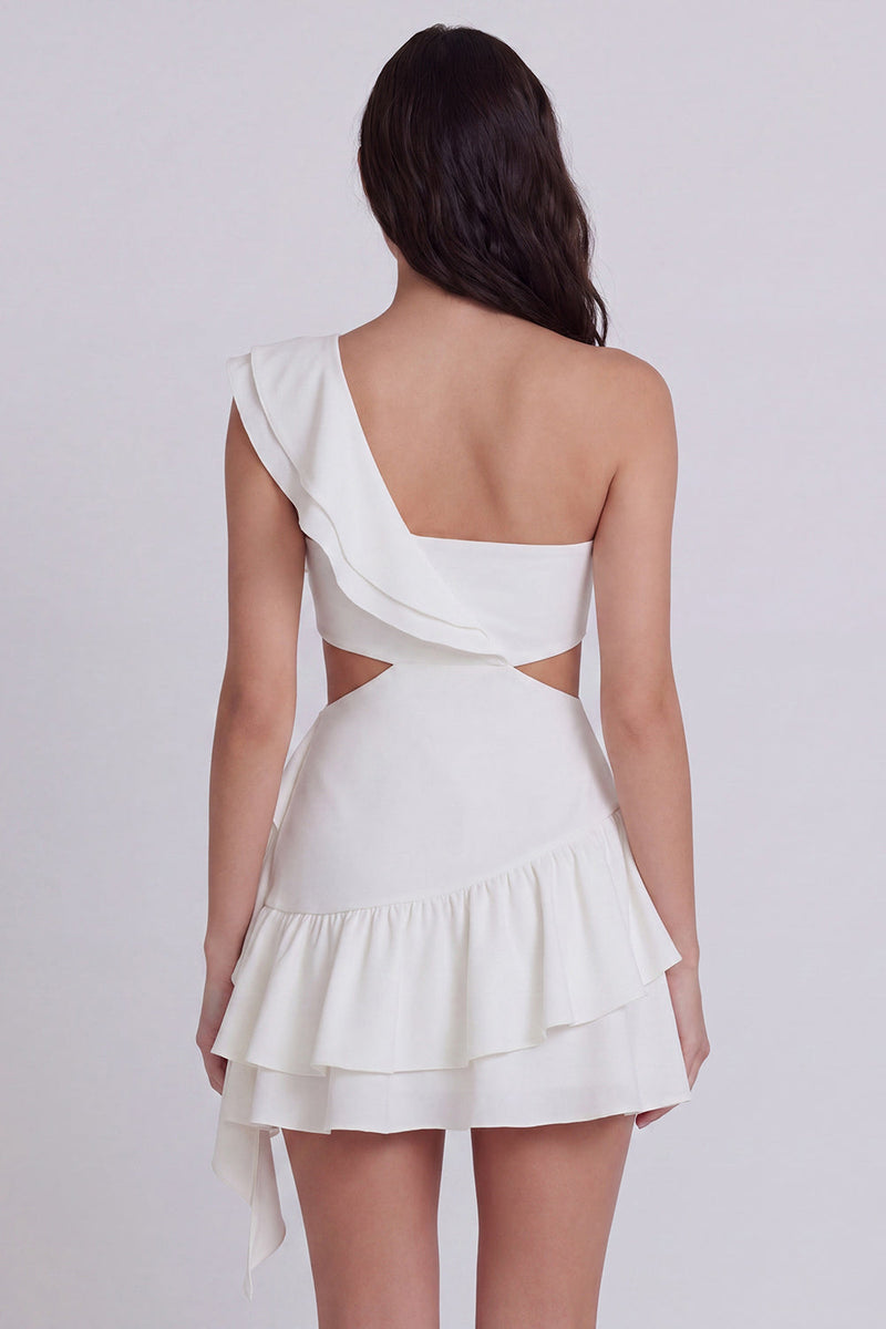 Laden Sie das Bild in den Galerie-Viewer, Ein Schulterschnitt mit einem linienförmigen kleinen weißen Kleid mit Rüschen