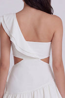 Laden Sie das Bild in den Galerie-Viewer, Ein Schulterschnitt mit einem linienförmigen kleinen weißen Kleid mit Rüschen