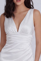 Laden Sie das Bild in den Galerie-Viewer, Elfenbein V-Ausschnitt Satin Gerafftes Bodycon Kurzes Standesamtkleid