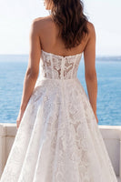 Laden Sie das Bild in den Galerie-Viewer, Trägerloses Blumenspitzen-A-Line-Hochzeitskleid
