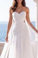 Laden Sie das Bild in den Galerie-Viewer, Sweetheart Cut Out Ivory A Line Sweep Train Beach Hochzeitskleid mit Umhang