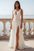 Laden Sie das Bild in den Galerie-Viewer, Elfenbein-V-Ausschnitt A-Linie, gerafftes Chiffon-Hochzeitskleid mit Schlitz