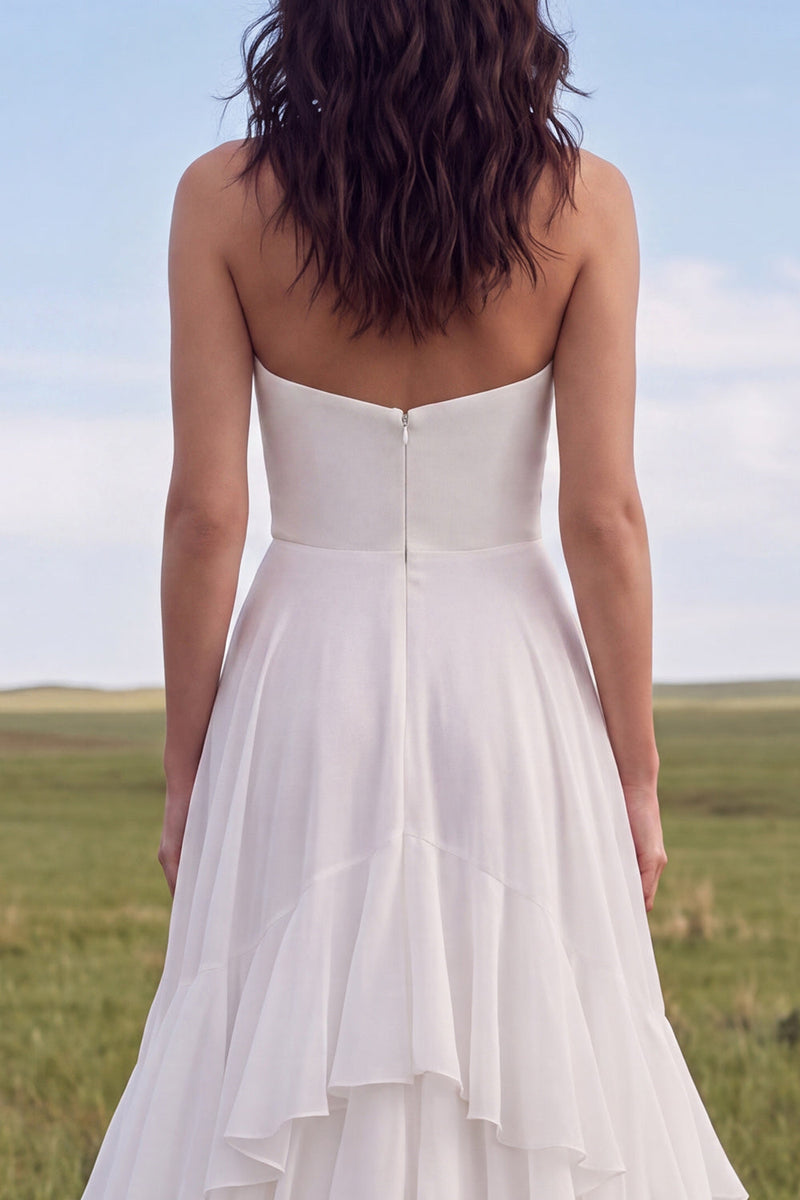 Laden Sie das Bild in den Galerie-Viewer, Trägerloses Elfenbein-A-Linie-Rüschen-Boho-Hochzeitskleid mit Schlitz