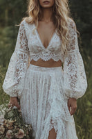 Laden Sie das Bild in den Galerie-Viewer, Spitzen-Elfenbein-V-Ausschnitt mit Rüschen A-Linie langärmeliges Boho-Hochzeitskleid