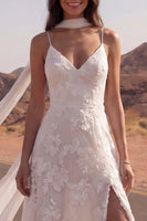 Laden Sie das Bild in den Galerie-Viewer, Elfenbein-Spaghettiträger – Ein appliziertes Boho-Hochzeitskleid mit Halsschal