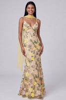 Laden Sie das Bild in den Galerie-Viewer, Gelbes florales Spaghettiträger Meerjungfrauen-Festkleid mit Halsschal