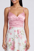 Laden Sie das Bild in den Galerie-Viewer, Ein hellrosa Spaghettiträger-Maxi-Kleid mit Blumen